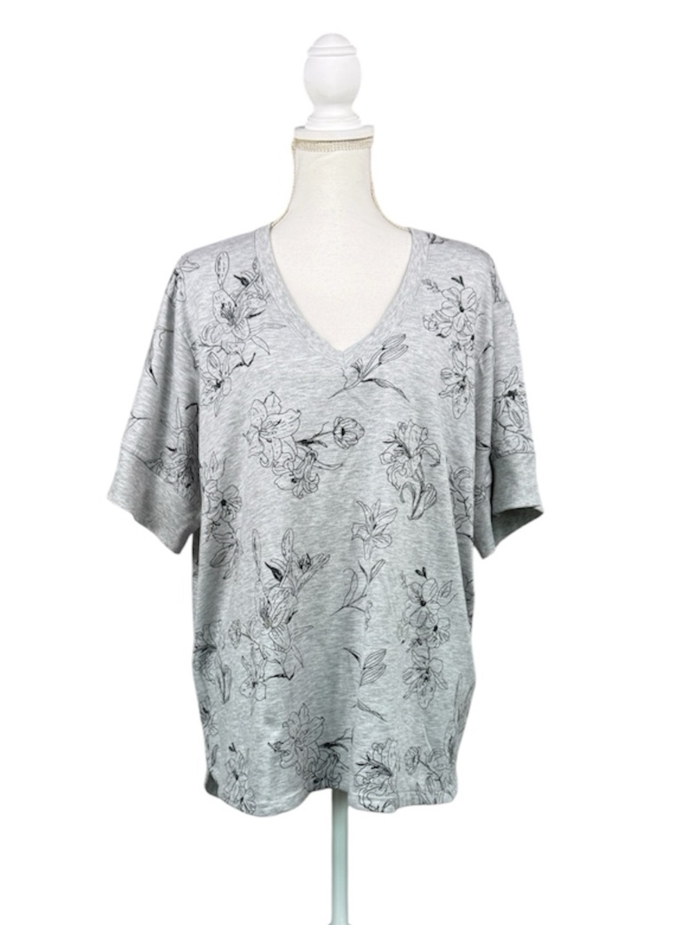 Jane & Delancey Floral V-Neck Blouse Grey V-neck Short Sleeves Size 1X